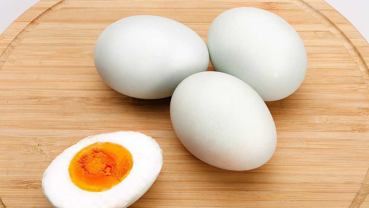 每天吃一个咸鸭蛋1个月后我们身体有什么变化看完长见识了