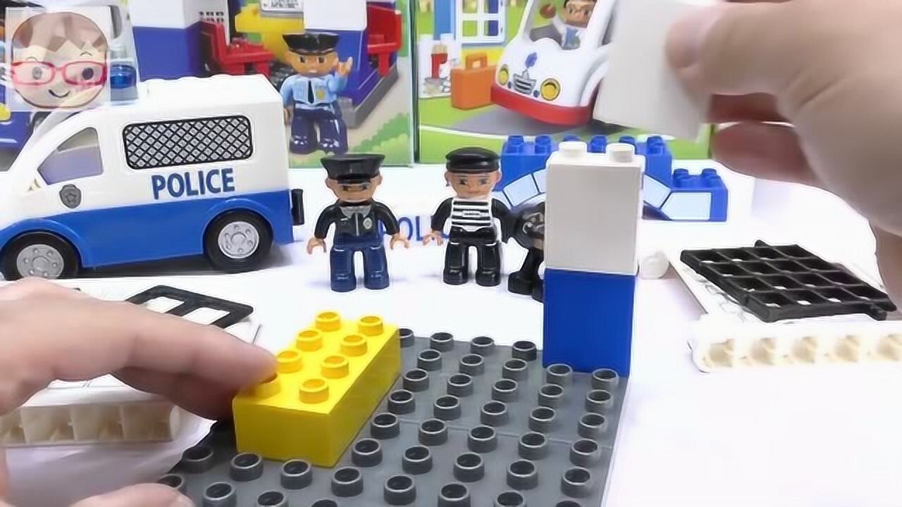 用乐高玩具组装一个超酷超好玩的警察局监狱玩具