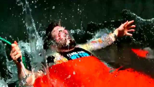 实验 在人体上扎破被灌满水的大气球，结果会怎么样？