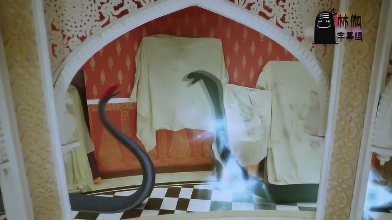 蓝蛇根本不是黑蛇女的对手几招过后竟被黑蛇吞入腹中