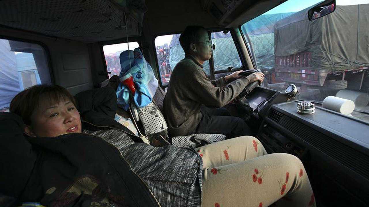 为啥货车司机长途拉货,总喜欢带上个女的?你们知道是为什么吗?