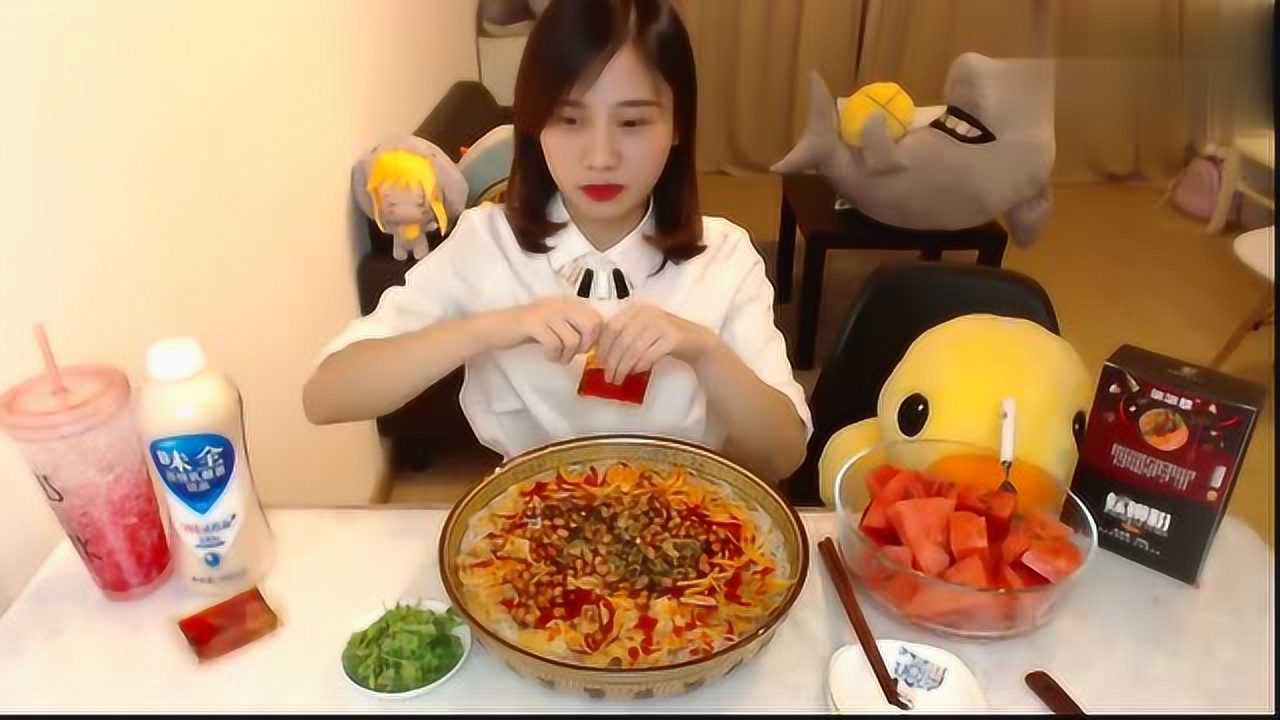 中国大胃王密子君(螺蛳粉)