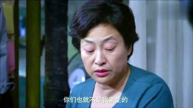 男孩离家出走被爷爷打,屁股被打红起来趴着睡,父母看着十分心疼