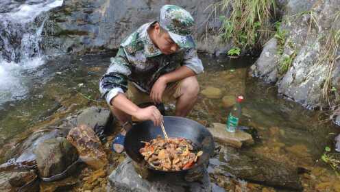 一只老母鸡，2斤香菇，农村小伙做出一大锅，吃的真开心，真过瘾
