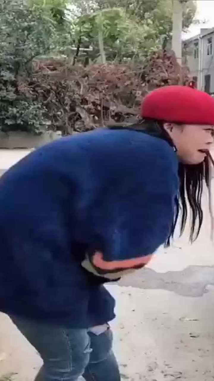 美女尿急实在是憋不住，结果出乎意料！_高清