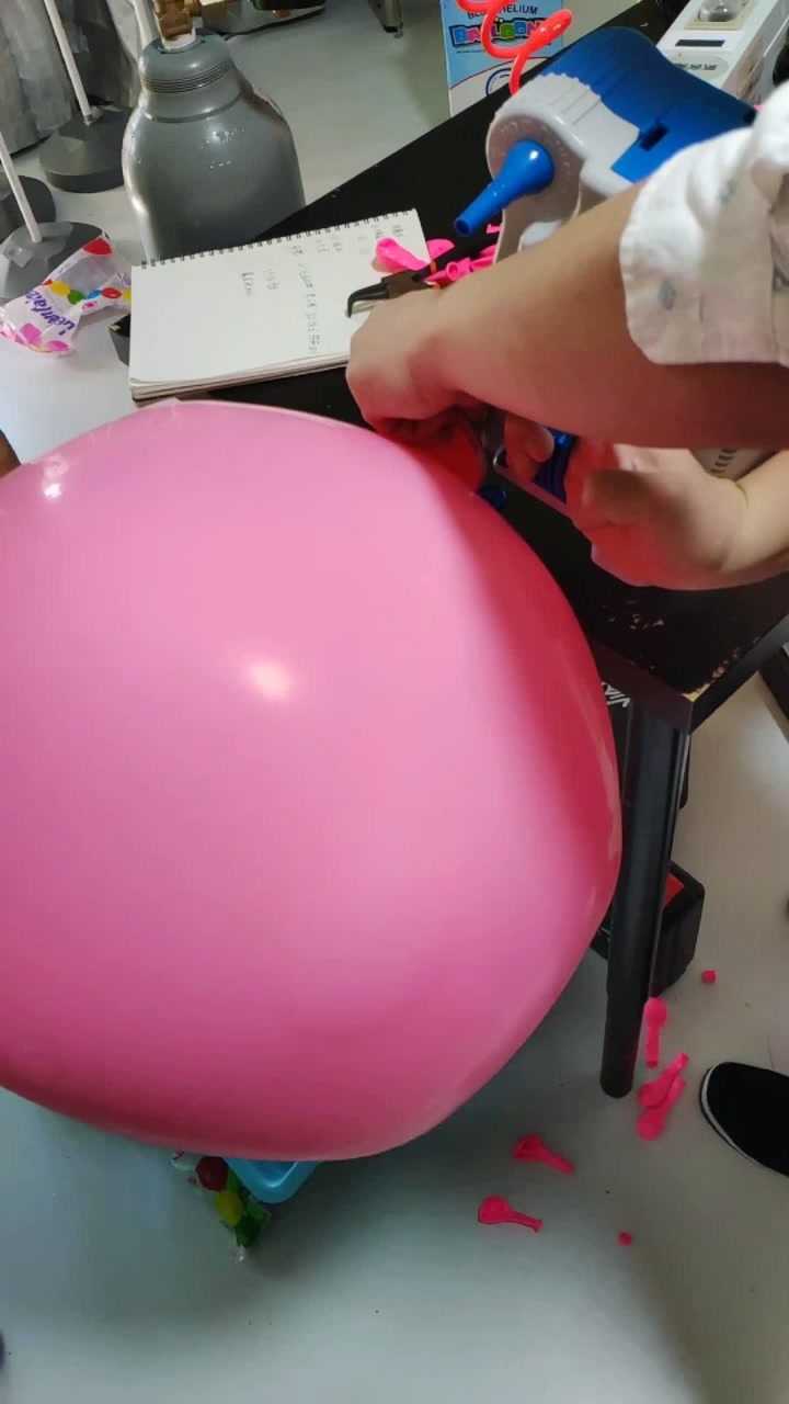 给大气球充气