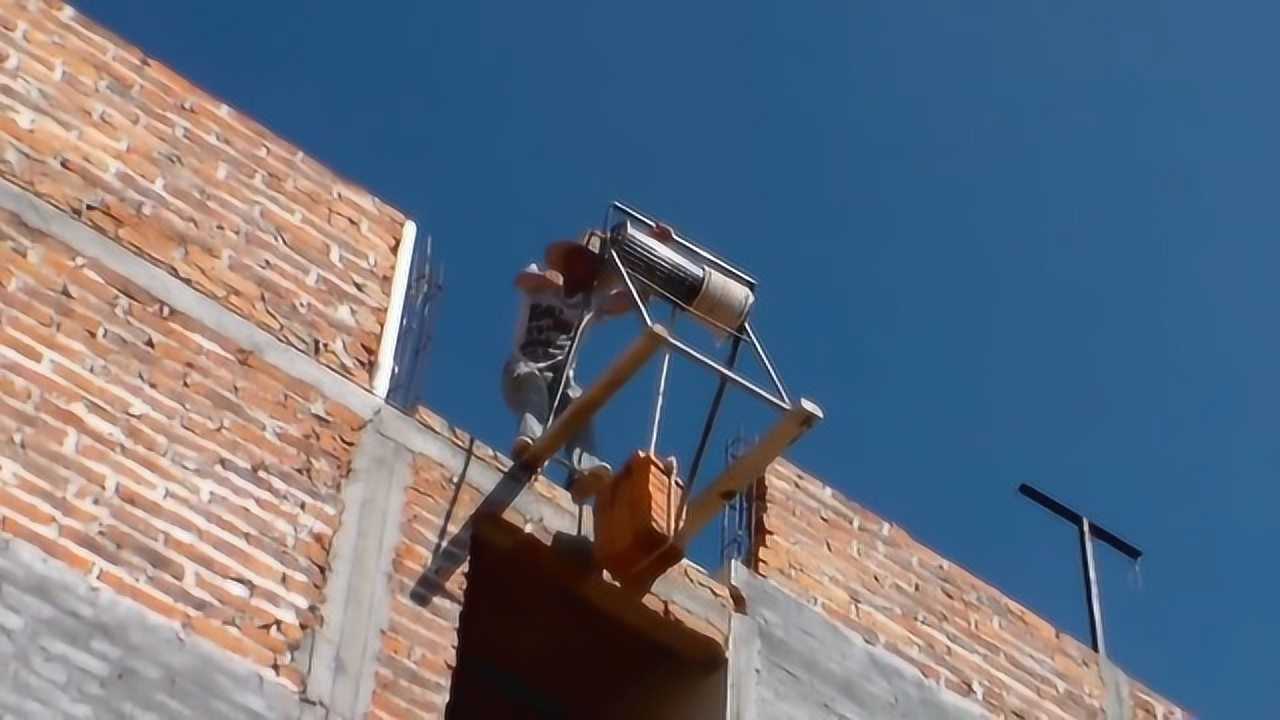 农村小哥发明新型建房小吊机农村建房很实用50块钱造一个