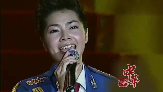 严当当演唱歌曲《半边月亮》歌美人美,想念那个在远方站岗的他!