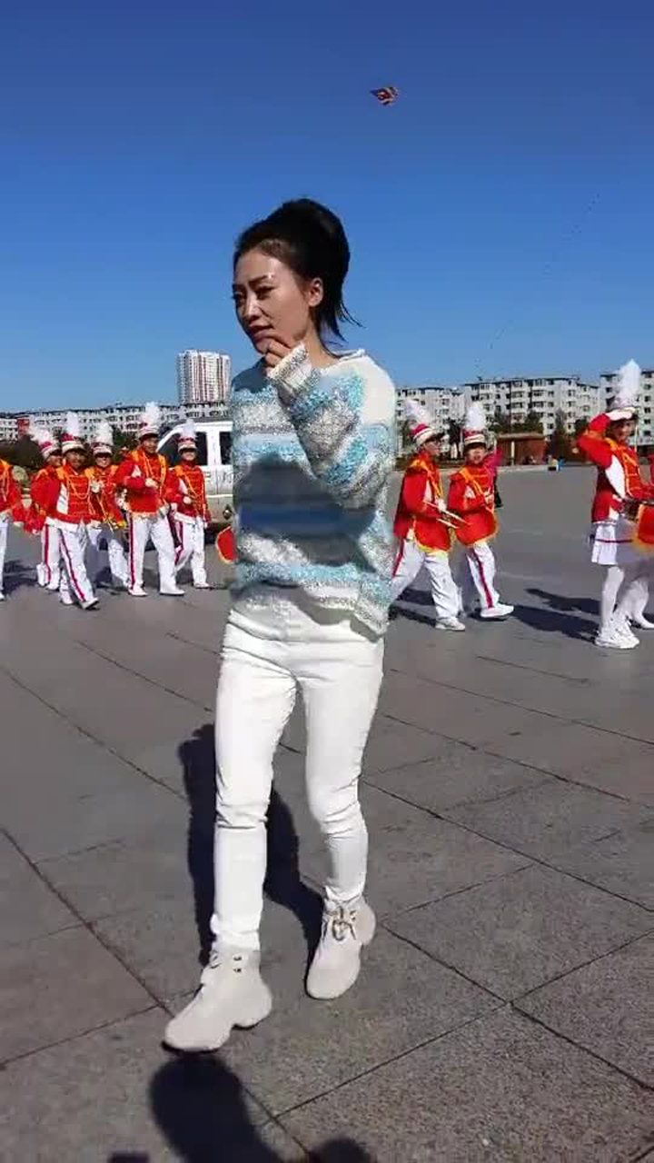 美女广场大跳鬼步舞高难度动作做起来如此轻松一看就是高手