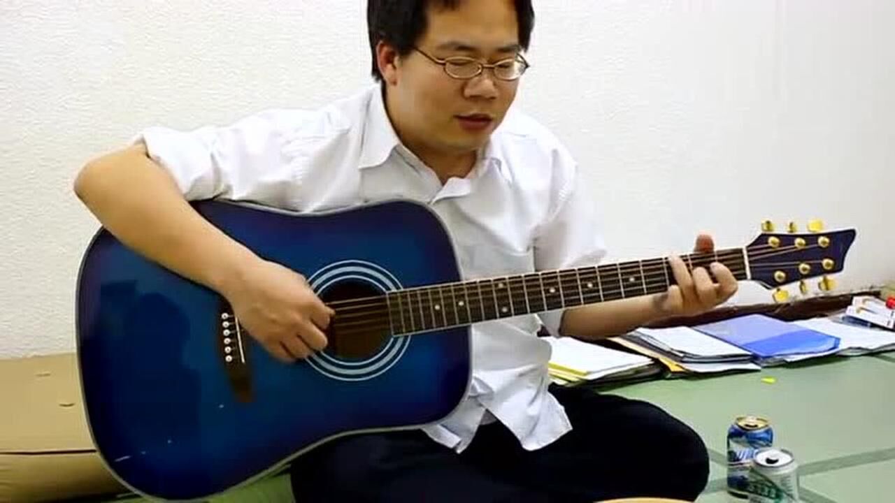 中年大叔酒后吉他弹唱起城里的月光唱出了都市人的酸楚