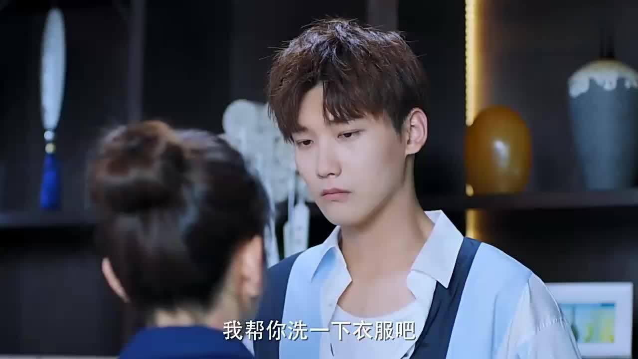 双世宠妃2现代八王爷这么骚包的吗在挡剑受伤的地方纹玫瑰花