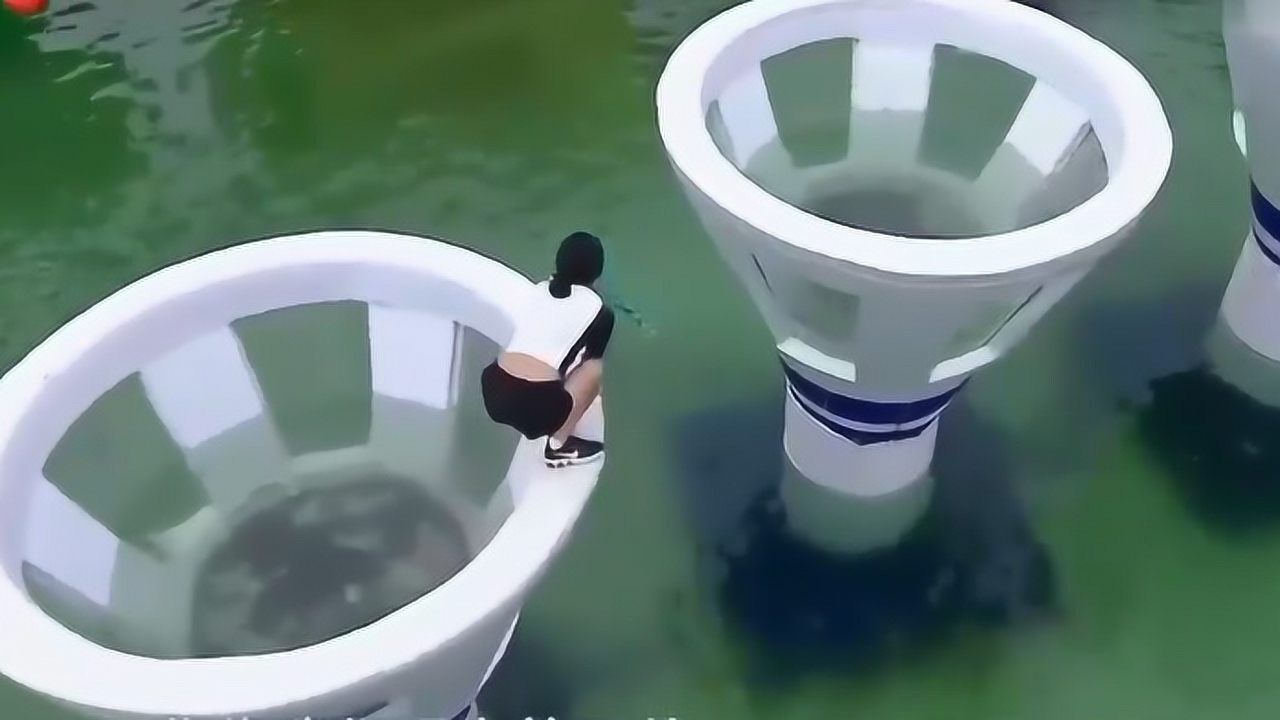 美女闯关一身宽松,但是因为急切,最后结局真尴尬