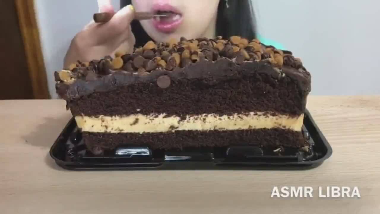 美女吃巧克力黄油慕斯蛋糕看着就好吃幸福