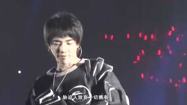 华晨宇《不朽》现场版 这首歌曲曲风偏新金属 节奏快