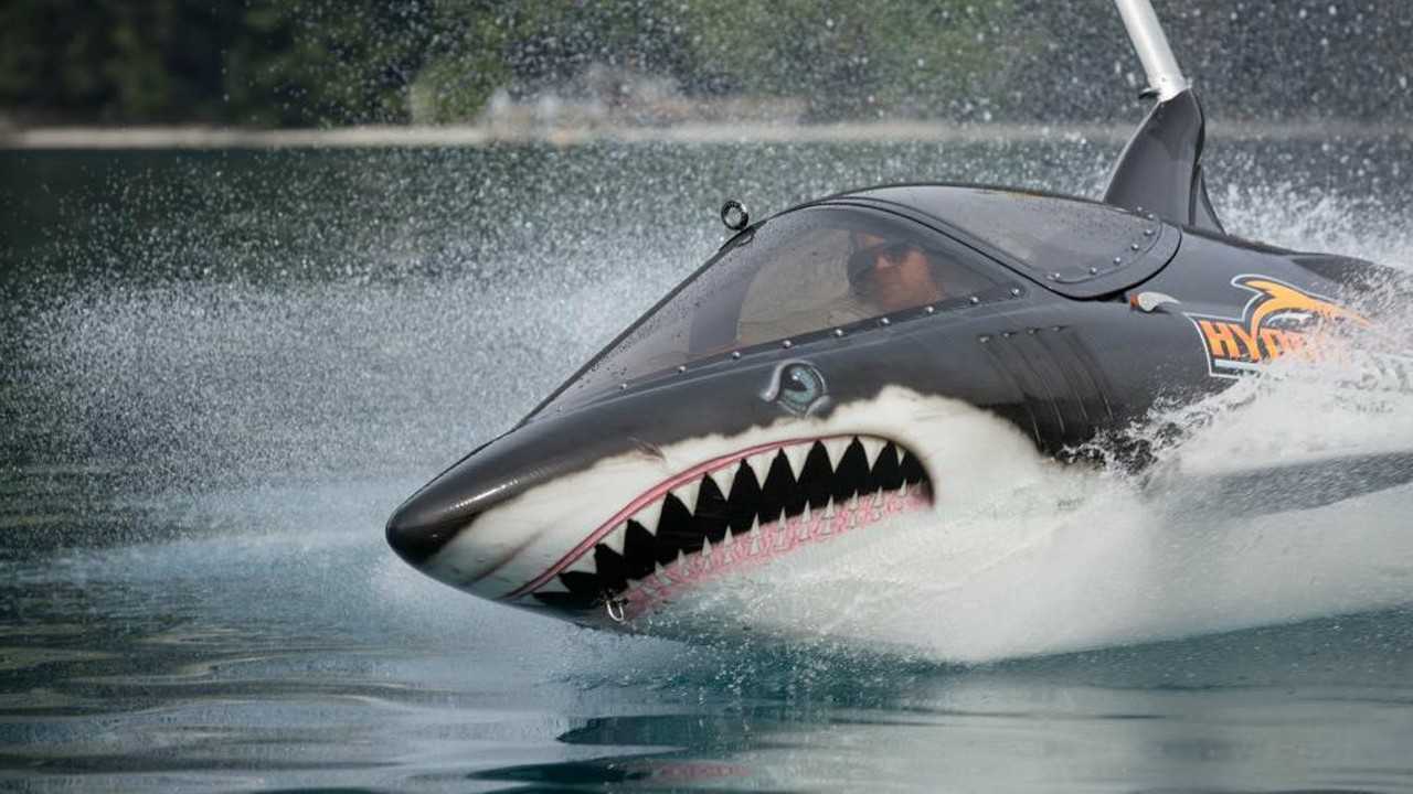 美国牛人发明鲨鱼潜水艇水上时速80公里网友一点也不低调