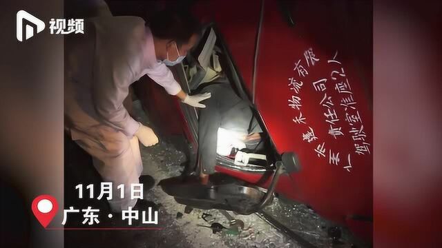 惊!大挂车急刹,车上装的钢槽前冲压扁车头,司机被困2小时