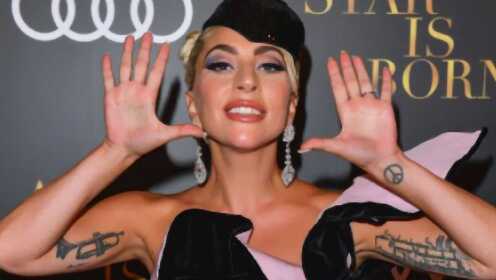 Gaga穿成“绽放的黑色郁金香” 亮出双手秀独特纹身