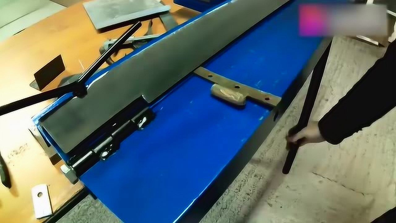 牛人自制手动铁皮折弯机,角度很标准,创意不错,实用性很高