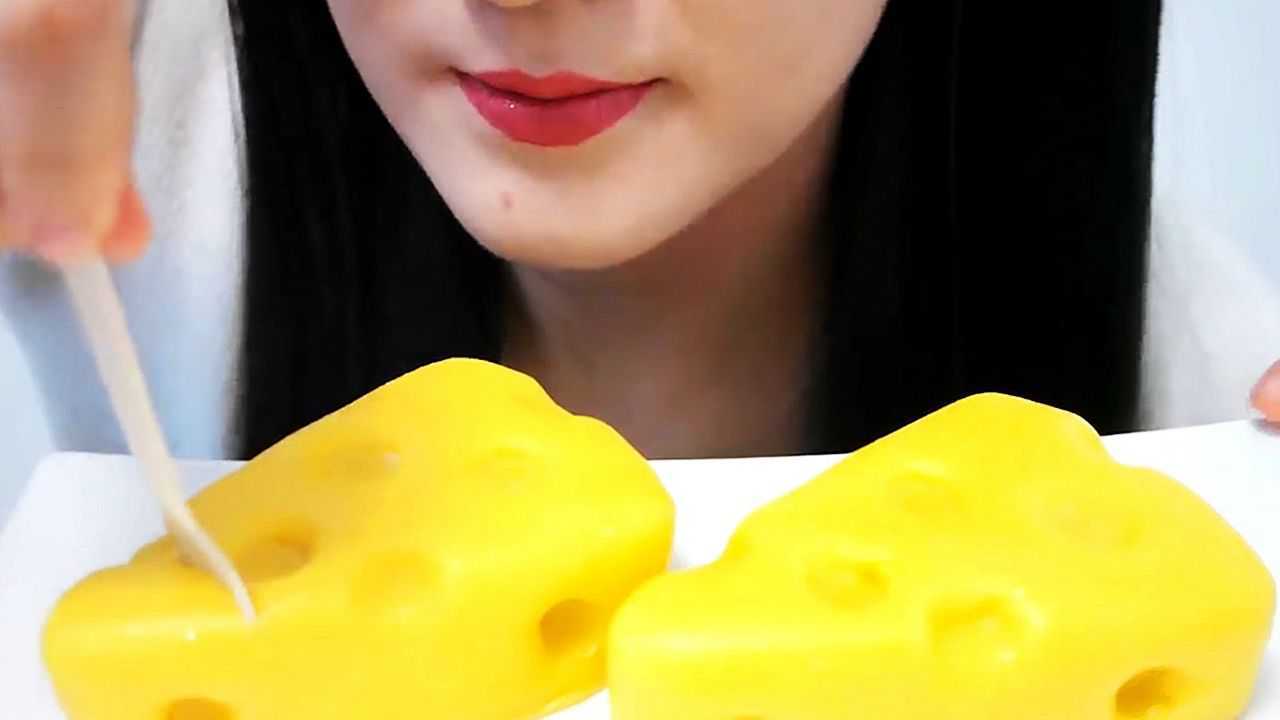 美女吃老鼠最爱的芝士奶酪又软又粘看着超过瘾