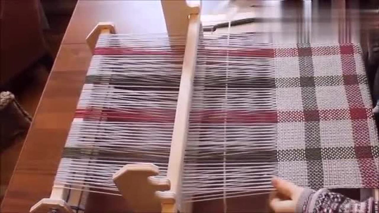 第一次见织布机编织，你能看明白织布机的工作原理吗_高清