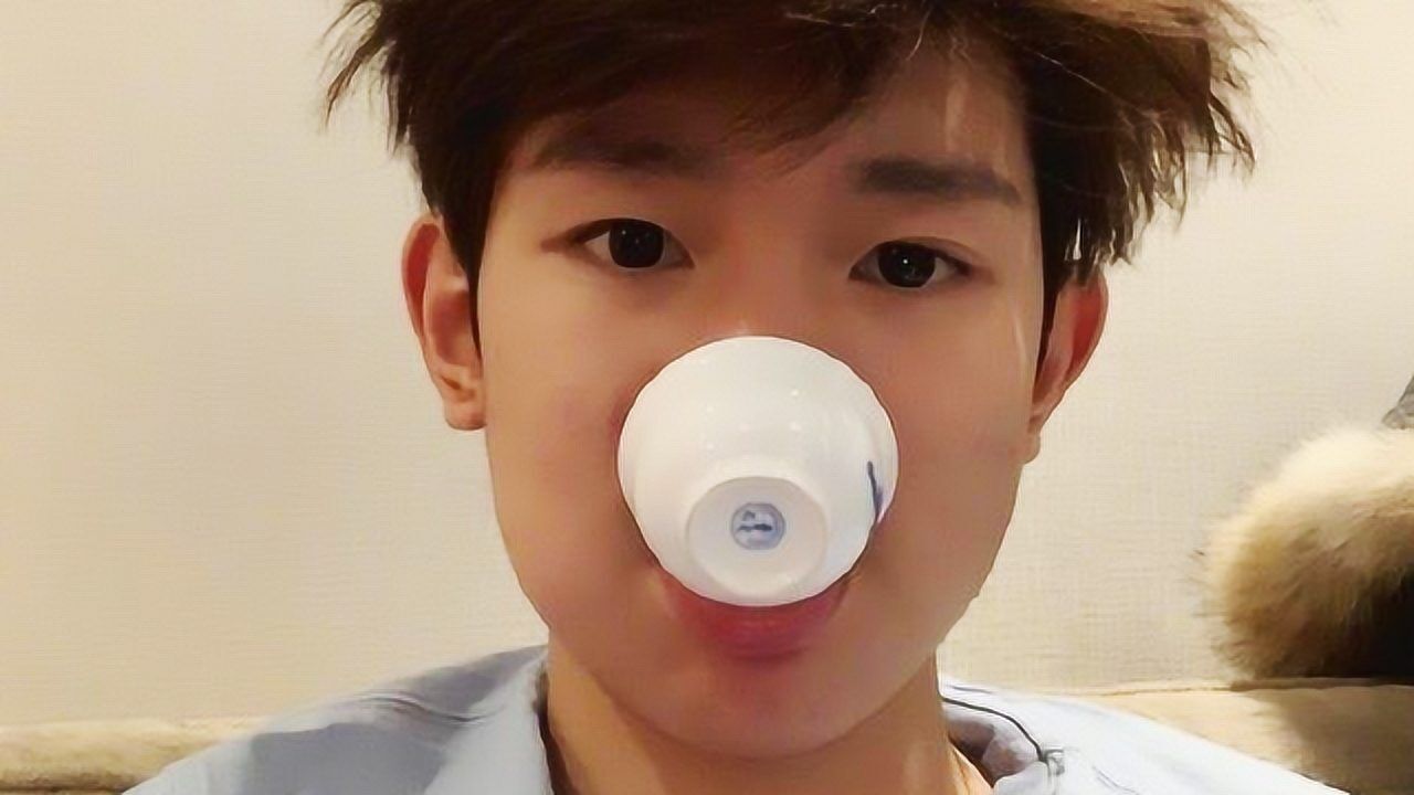 王源喝茶自侃养生真好 顶鸡窝头发型凌乱很呆萌
