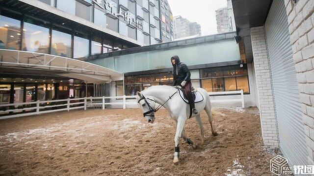 杭州中心商场内现一片“草原” 骑马射箭样样都行