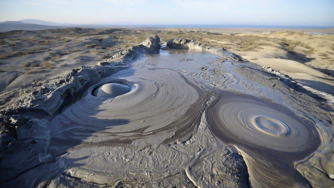 外国美女真会玩直接把头扎进泥潭里连形象都不顾了