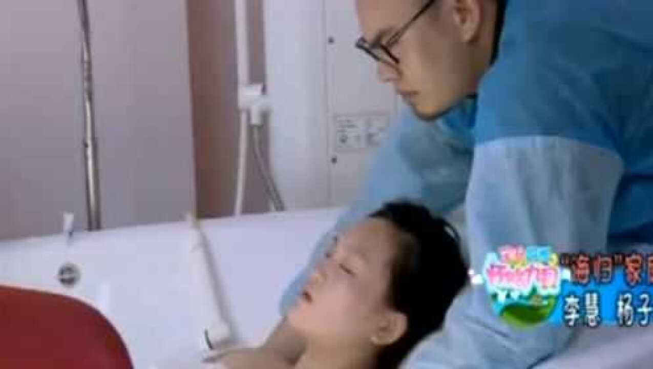水中分娩：顺产孩子露出半个头，医生让产妇摸一下，产妇表示：我害怕_高清