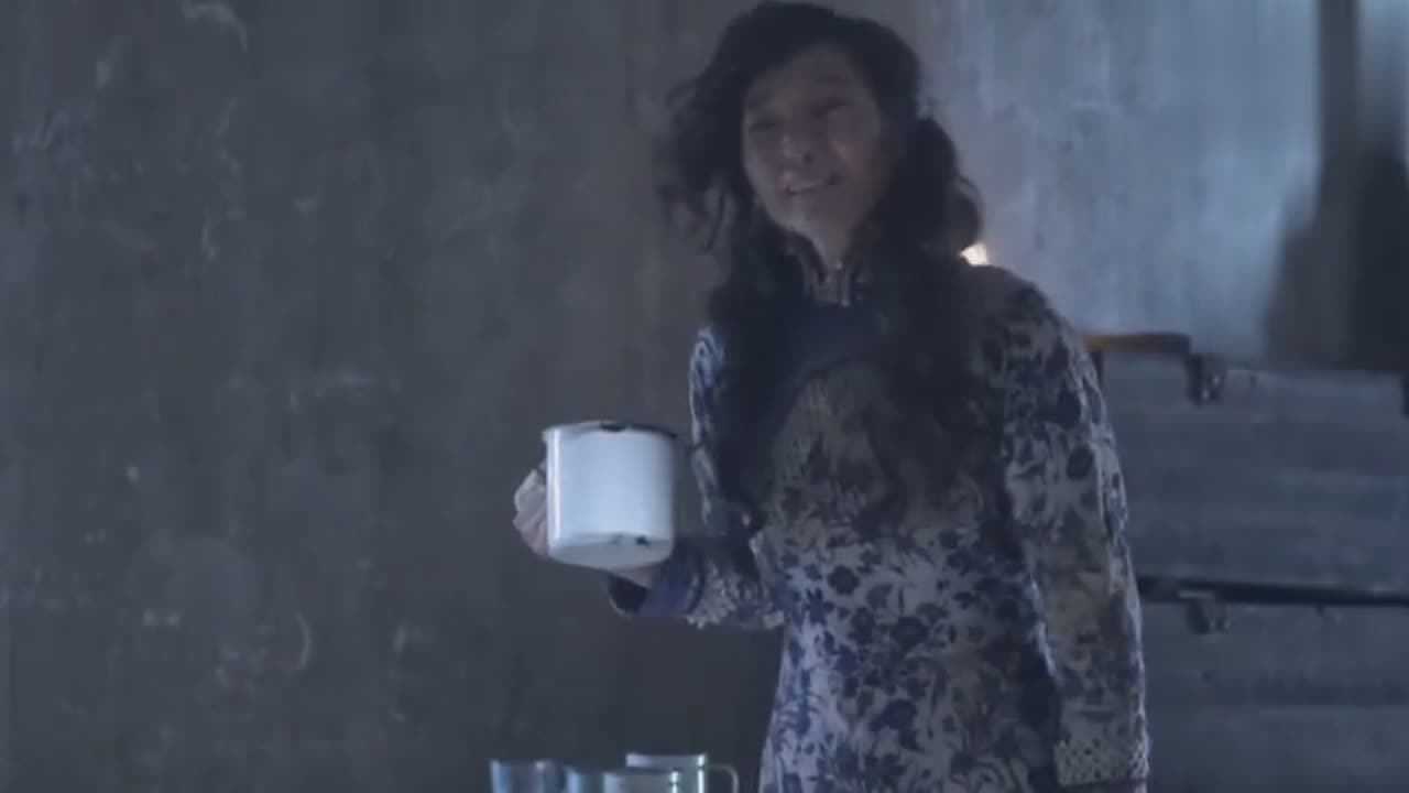 日本兵被捆绑后尿裤子，惨遭中国女人爆踹，看得我十分舒适！_高清