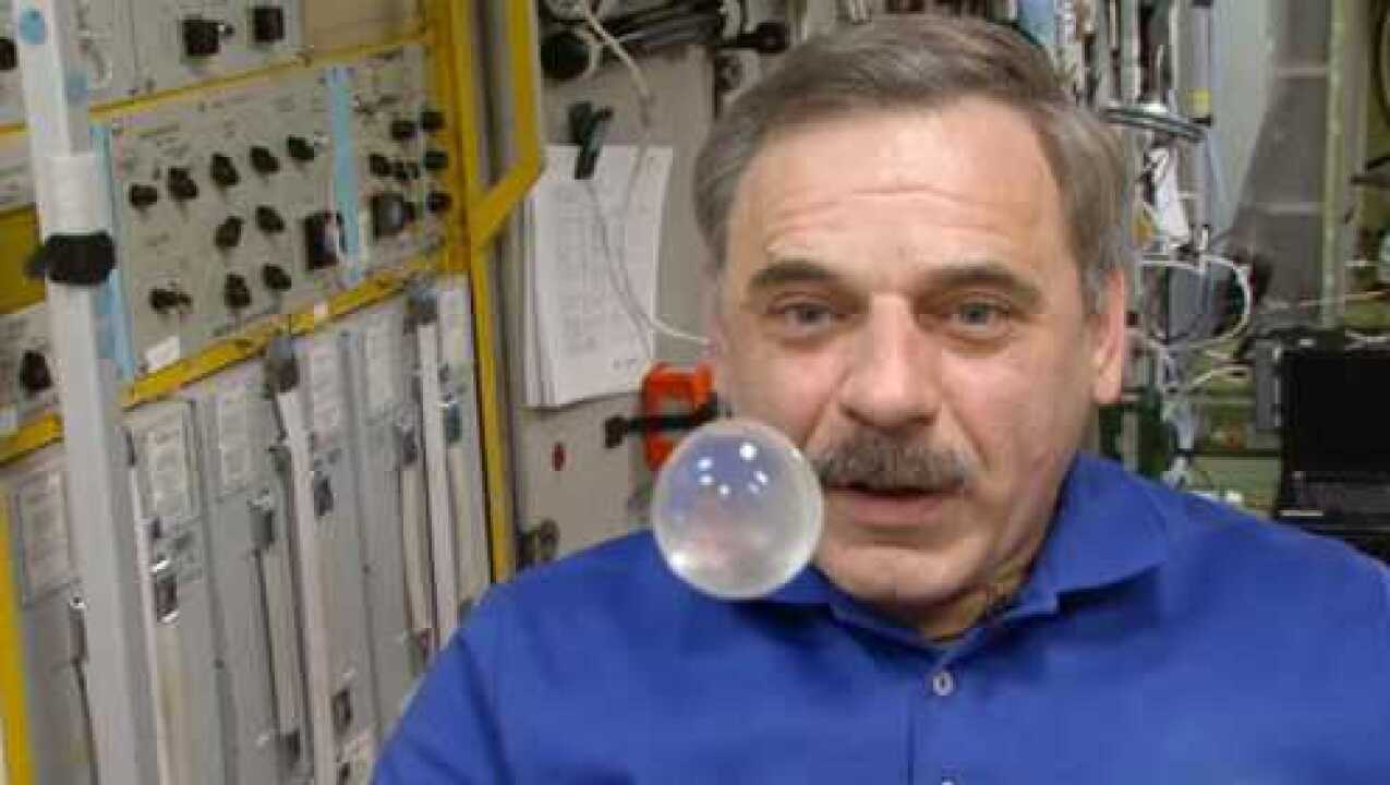 老外在太空失重状态是如何生活的,看完你还会想去外太空吗?_腾讯视频