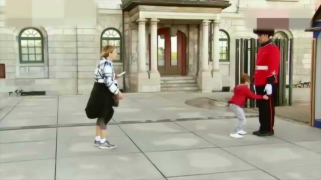 小男孩胆太大了，英国皇家卫兵在站岗，跑过去把别人裤子扒了！_高清