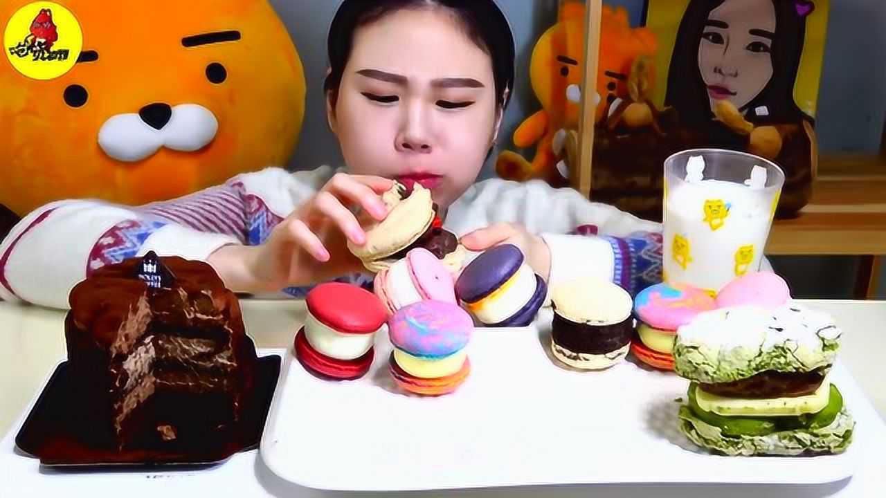 韩国美女吃巧克力蛋糕加上花瓣马卡龙根本停不下来