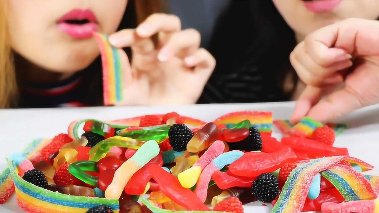 两美女吃软糖大餐,造型好看口味多,还有小鱼和酸糖!