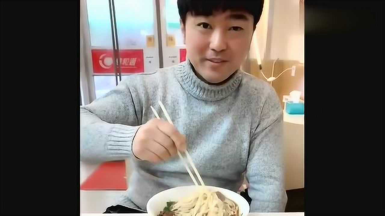 朝鲜小伙这次不吃朝鲜特色菜了,改成吃快餐面,网友:算尝尝鲜?