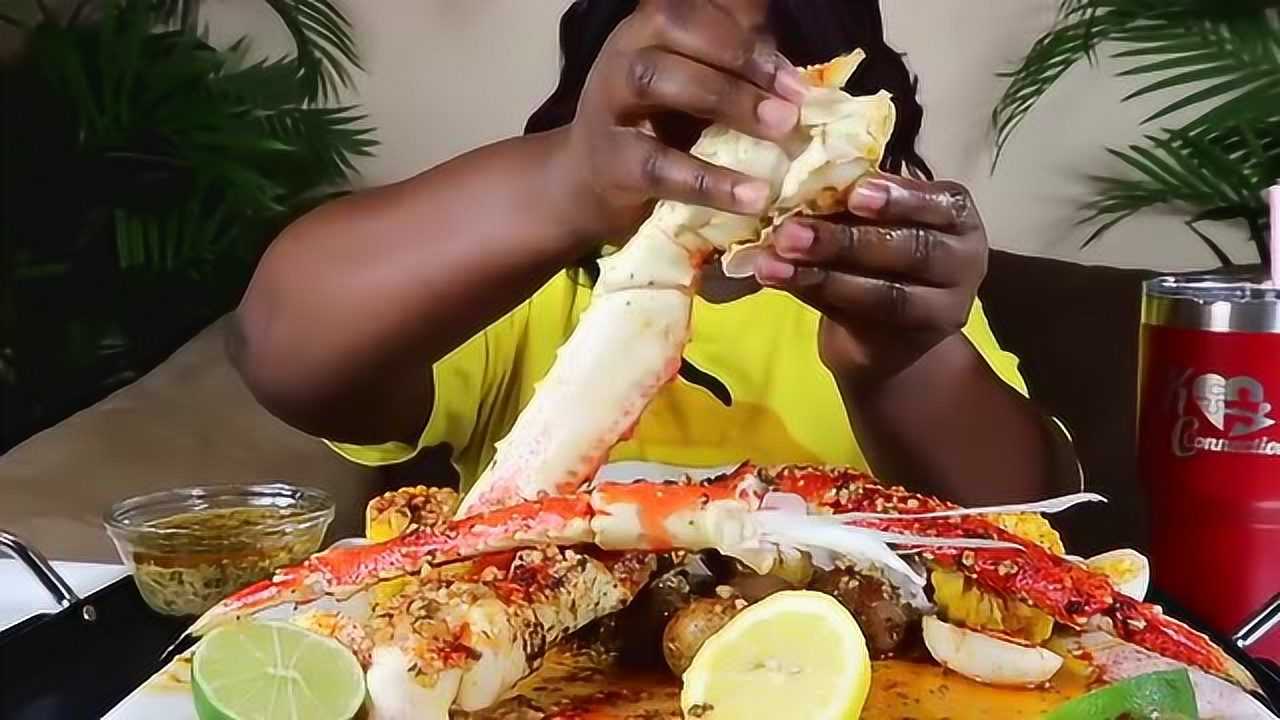 黑人阿姨吃美味帝王蟹看见蟹腿的那刻开心坏了