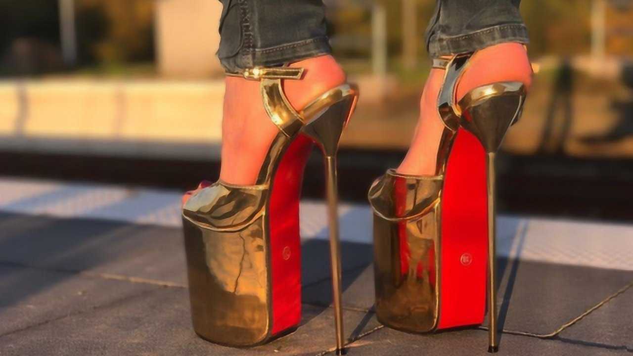 世界上最高的高跟鞋美女大胆尝试还敢大步走路吗