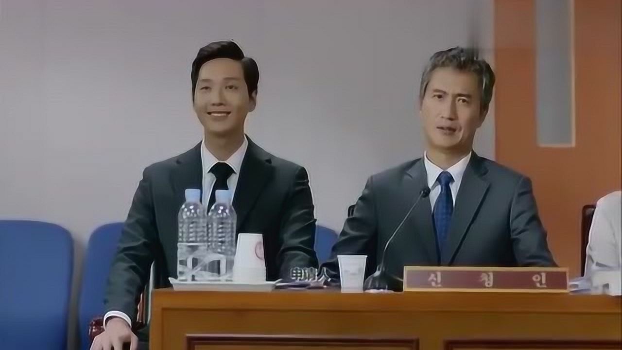 第一次看到科长露出微笑,只不过这么勉强的笑容还真有点怪_腾讯视频