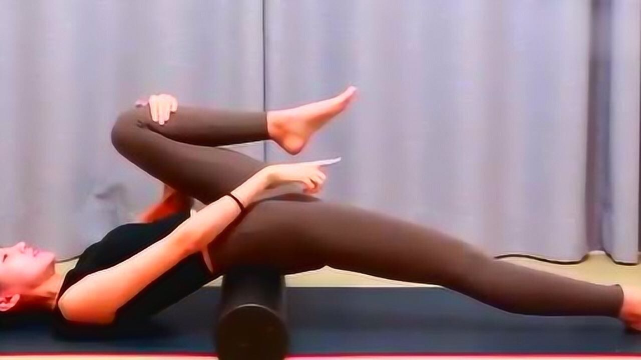 垫高腰部打开胯部韧带拉伸到位塑形其实很简单你学会了吗