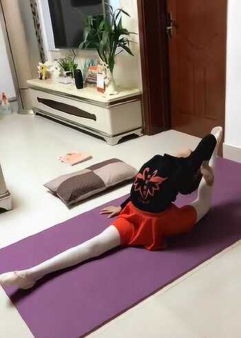 小萝莉在家练习一字马,白丝和萝莉果然很配!