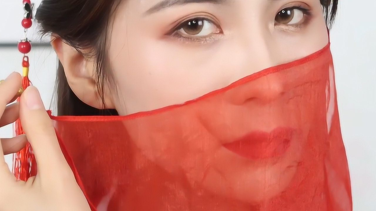 美女仿《大明宫词》盛唐古风妆,犹抱琵琶半遮面,一袭红妆甚是撩人!