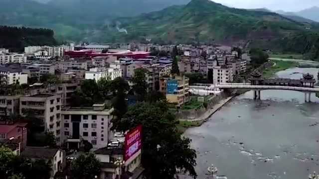 航拍中国:航拍四川雅安大山里的一个小县城,风景优美