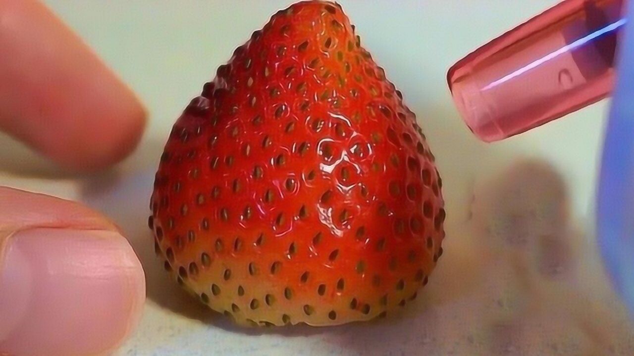 日本小哥用黑头吸出器把草莓的籽吸光强迫症直呼受不了太残忍