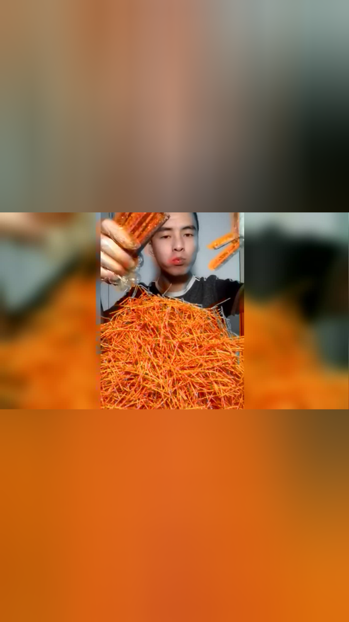 辣条哥又吃辣条了!大口狂吃不停看着太馋人了!