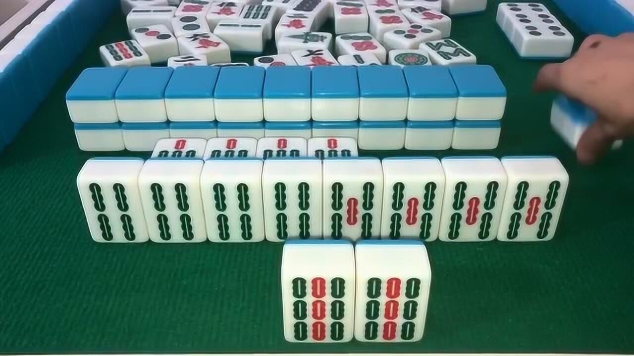 小伙做出一把清一色对对胡还连开三杠杠上花就是牌有点不对劲