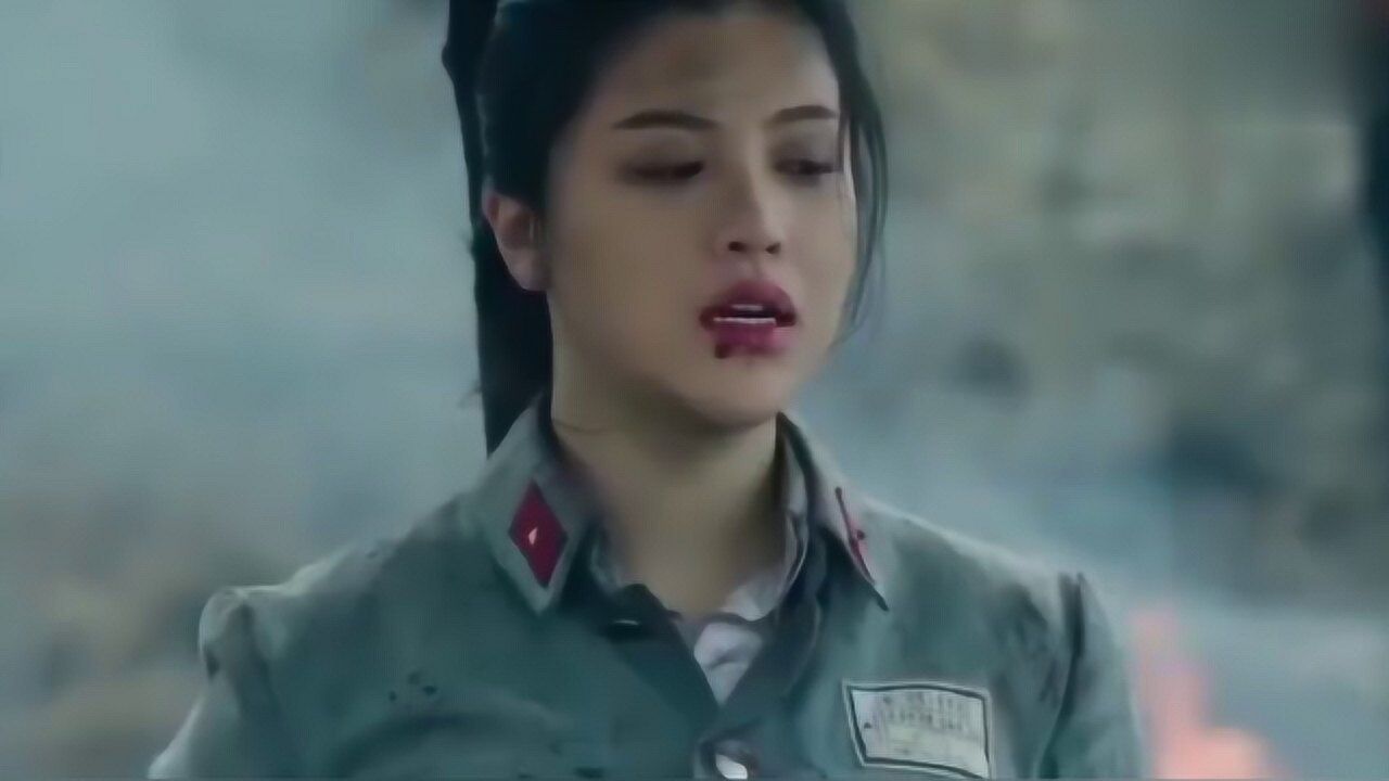 美女被迫在众人面前脱衣服，惨不忍睹！_高清