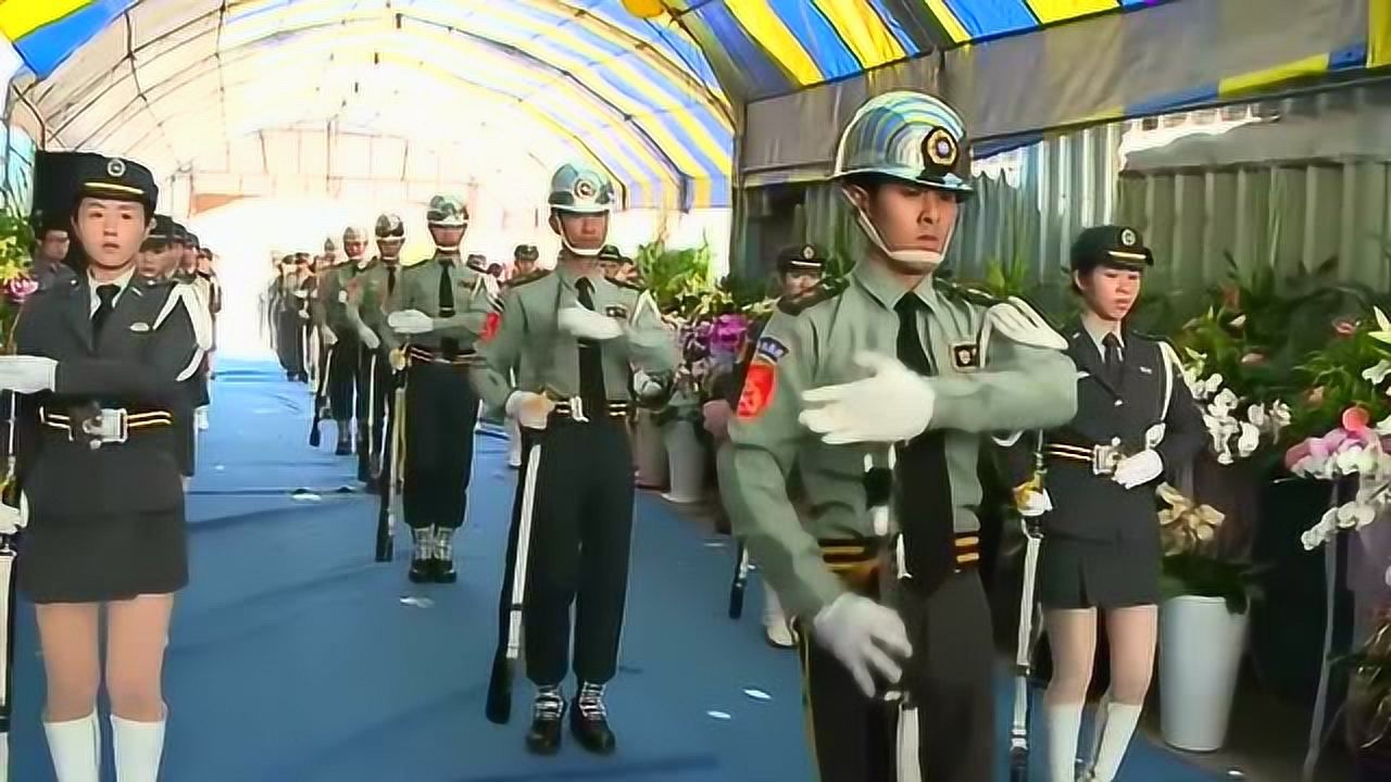 自动连播07:39越南街头大阅兵,模仿中式正步分列式,女兵头顶天线出场!