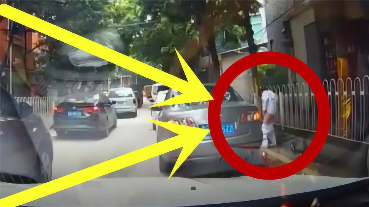 家长把车停下，大庭广众下让女孩在路边小便，这事你怎么看？_高清