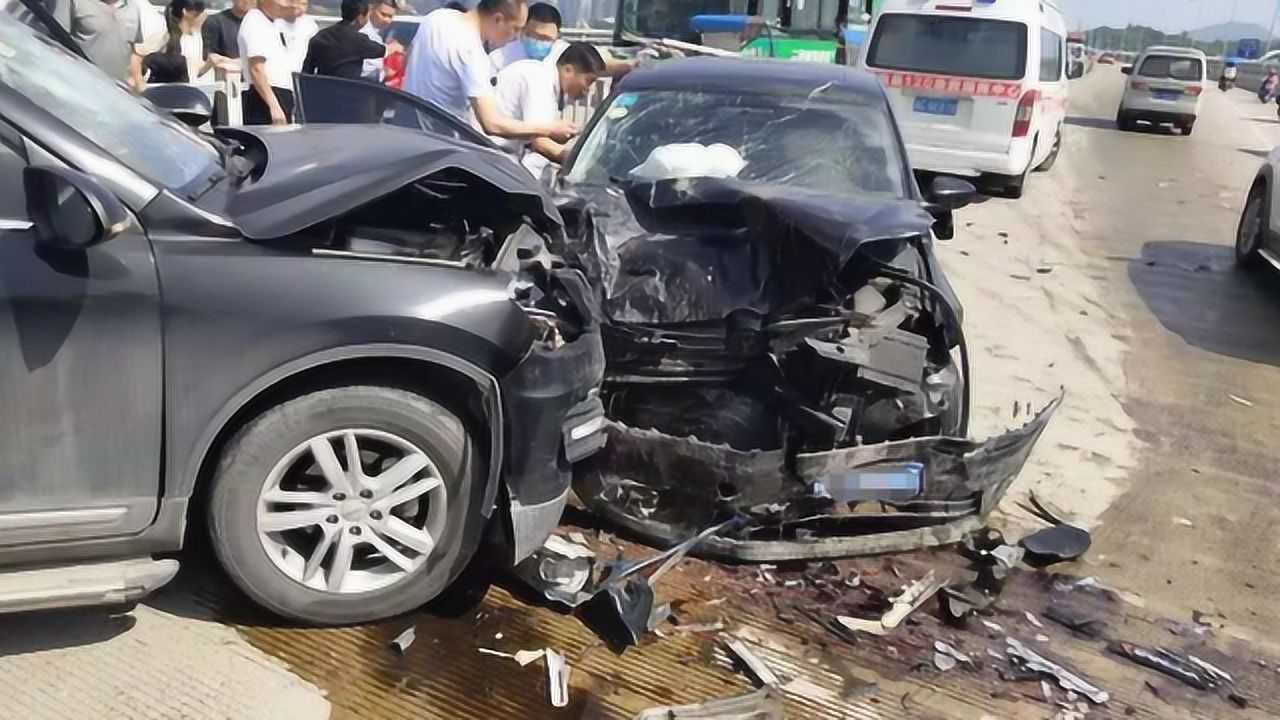 两车相撞致6伤 事故现场交警变身"咆哮帝" 只因群众围观驻足