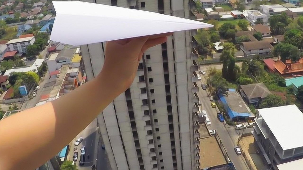 在35米的高空中扔纸飞机,老外进行飞行比赛,网友:技巧很重要_腾讯视频