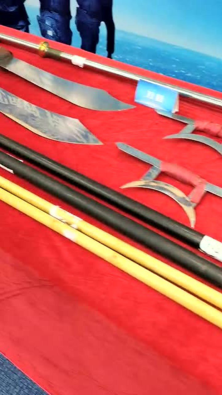 汕尾黑老大被抓,起出十八般兵器
